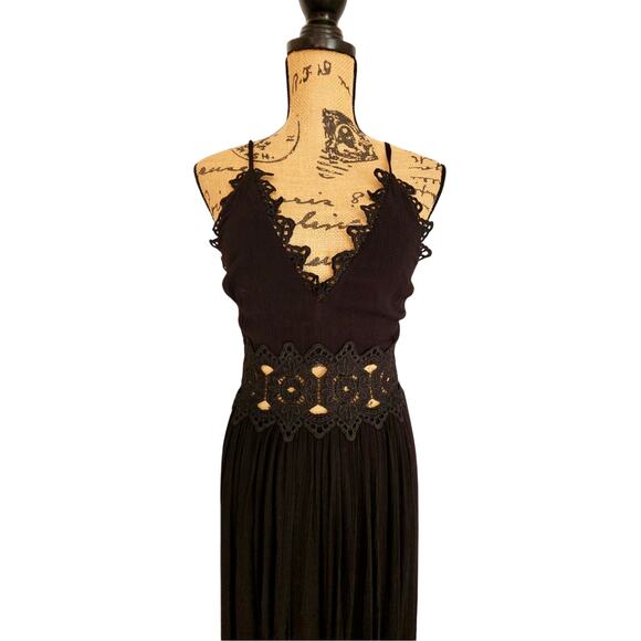 Lulus Black Lace Maxi Dress, This IS Love, Sexy Cutouts Crocheted Trim Sz S New - Picture 3 of 11